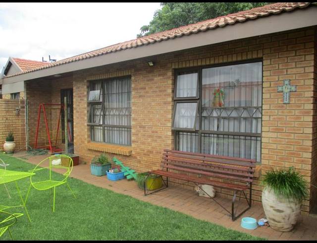 3 BEDROOM TOWNHOUSE FOR SALE IN LANGENHOVENPARK